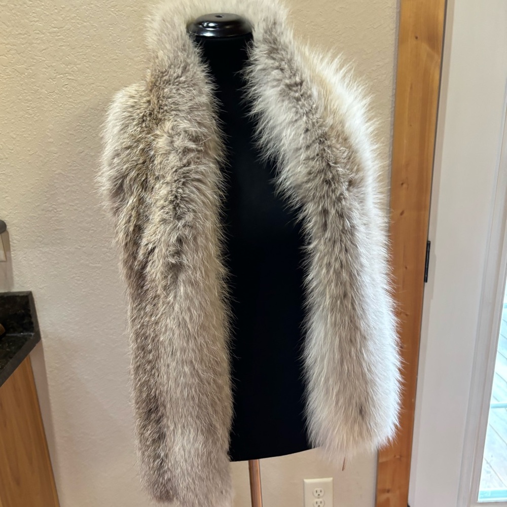 Elie Tahari Lux real Fox Fur Wrap scarf Cream silver Gray button closure